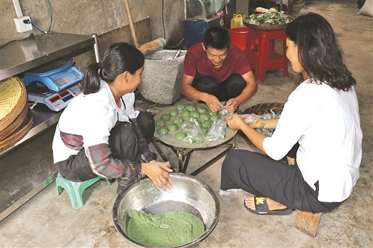 “双特色”村引来游客“打卡”