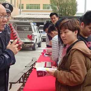 潮南禁毒网红“大叔”又为同学们开课啦...