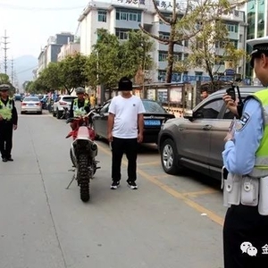 金平交警严厉整治摩托车“炸街”“飙车”等交通违法行为